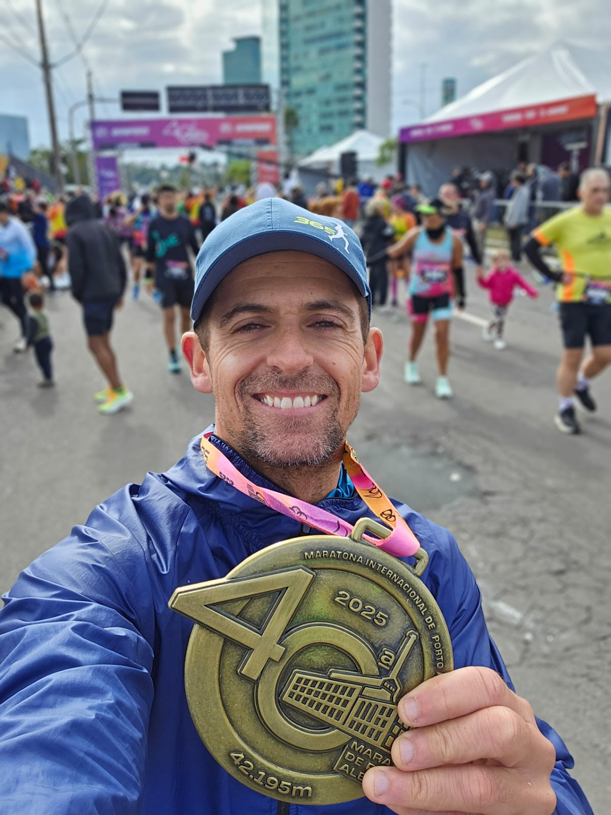 Alexandre na Maratona Internacional de POA 2025 — registro 1